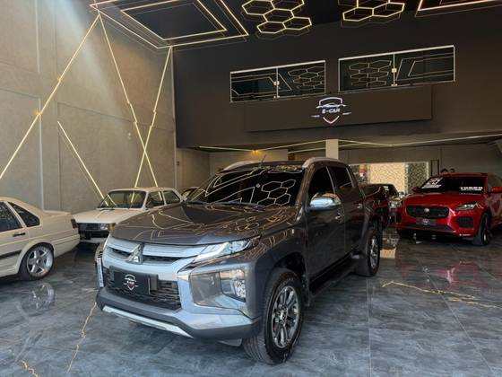 MITSUBISHI L200 TRITON 2.4 16V TURBO DIESEL SPORT HPE-S CD 4P 4X4 AUTOMÁTICO